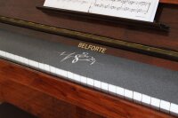 Klavierläufer mit Motiv Herz aus Violin- und Bassschlüssel – Bestickter Tastenläufer