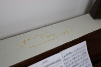 Klavierläufer mit Motiv „Music is the voice of the soul“ – Bestickter Tastenläufer