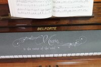 Klavierläufer mit Motiv „Music is the voice of the soul“ – Bestickter Tastenläufer