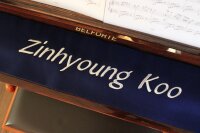 Klavierläufer mit Wunschtext bis 45 cm – Bestickter Tastenläufer 100% Schurwolle