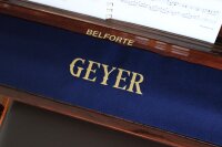 Klavierläufer mit Wunschtext bis 6 Buchstaben – Individuell bestickter Tastenläufer