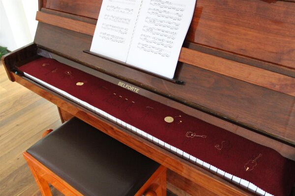 Klavierläufer mit Motiv Orchester II – Bestickter Tastenläufer