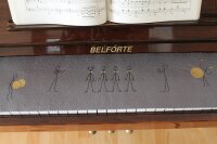 Klavierläufer mit Motiv Orchester II – Bestickter Tastenläufer