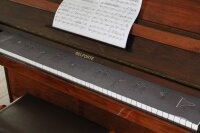 Klavierläufer mit Motiv Orchester III – Bestickter Tastenläufer