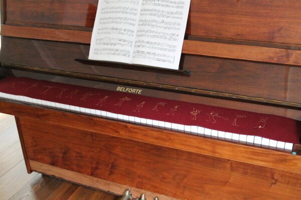 Klavierläufer mit Motiv Orchester IV – Bestickter Tastenläufer