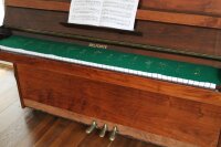 Klavierläufer mit Motiv Orchester IV – Bestickter Tastenläufer